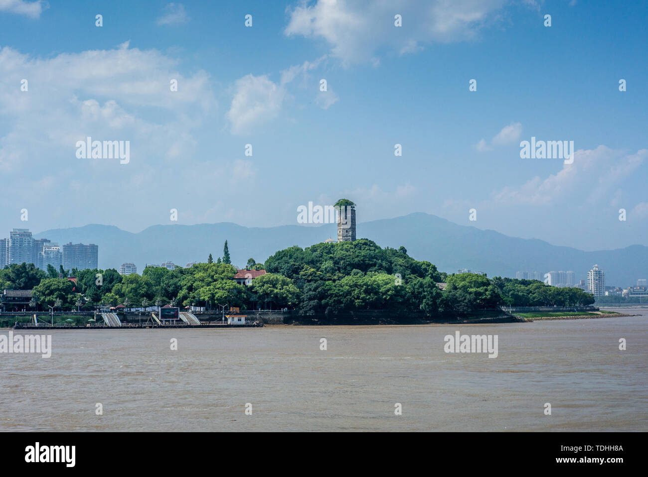 Vue de la Pagode de l'Est sur l'île Jiangxin à Wenzhou en Chine - 1 Banque D'Images