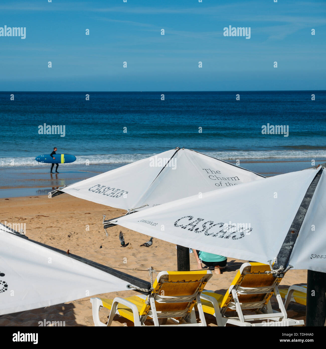 Cascais, Portugal - 10 juin 2019 : Surfez en arrière-plan avec plage parasols et chaises longues à Cascais, Portugal Banque D'Images