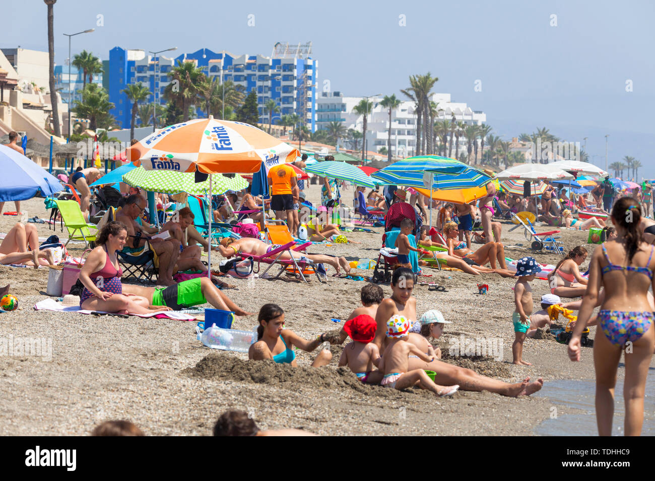 Costa Almeria, le tourisme espagnol, la canicule en espagne, la plage bondée de roquetas de mar, almeria, espagne Banque D'Images