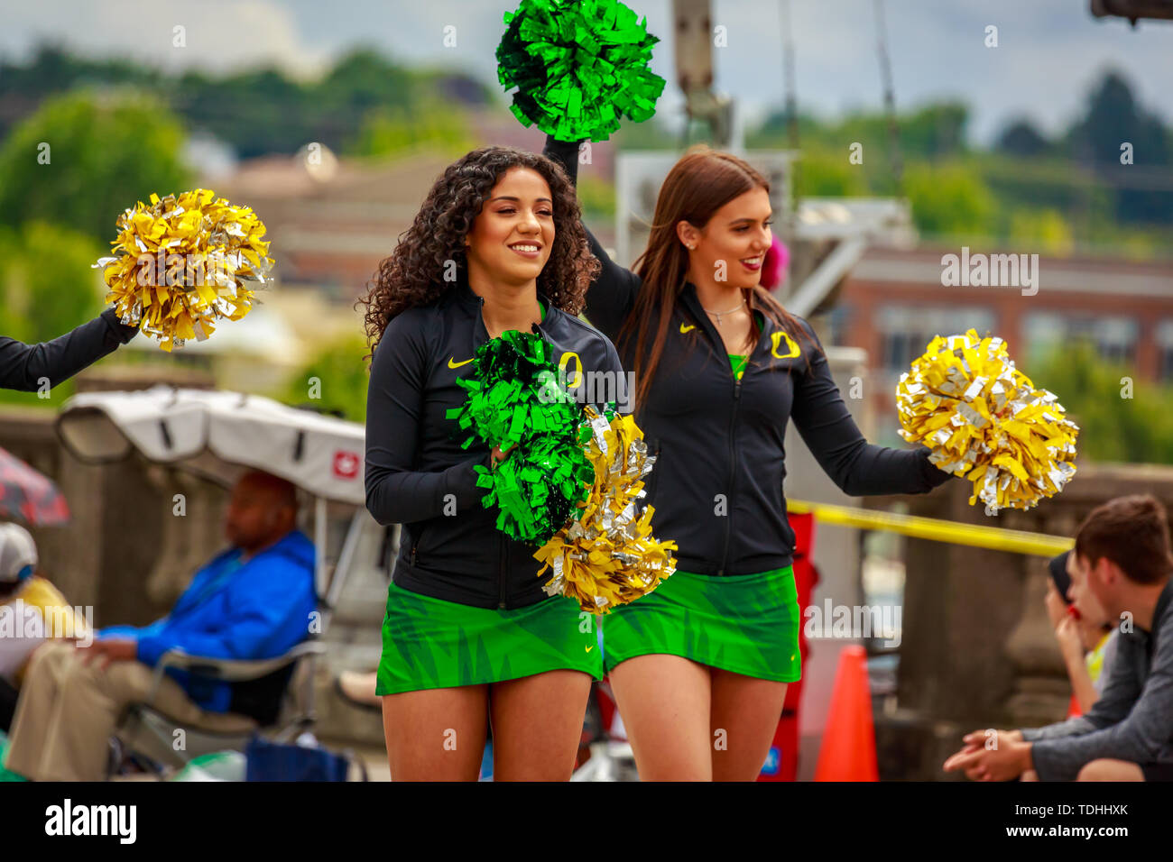Portland, Oregon, USA - 8 juin 2019 : l'université ou de l'Oregon cheerleaders dans la Grande Parade Floral, au cours de Portland Rose Festival 2019. Banque D'Images