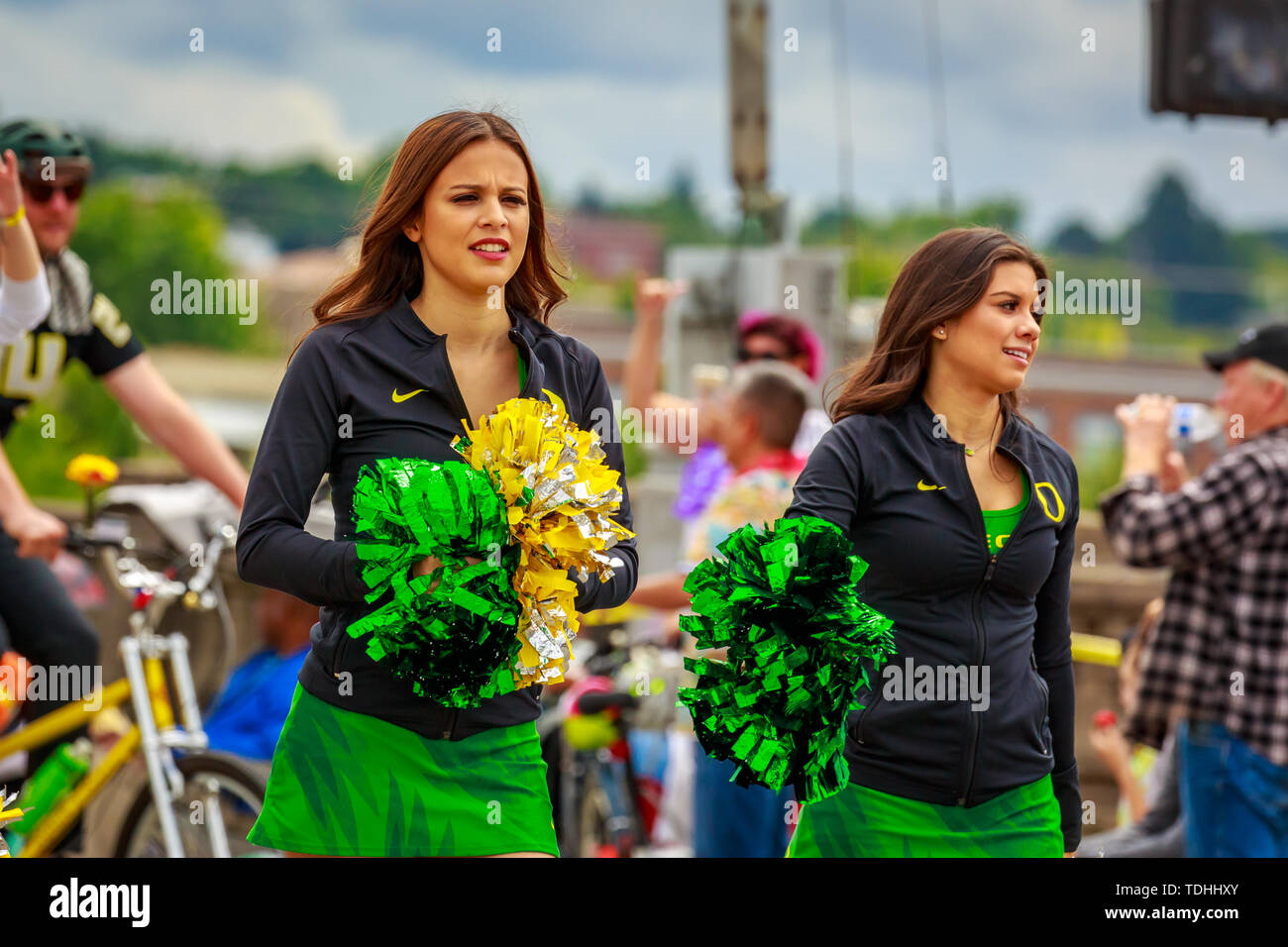 Portland, Oregon, USA - 8 juin 2019 : l'université ou de l'Oregon cheerleaders dans la Grande Parade Floral, au cours de Portland Rose Festival 2019. Banque D'Images