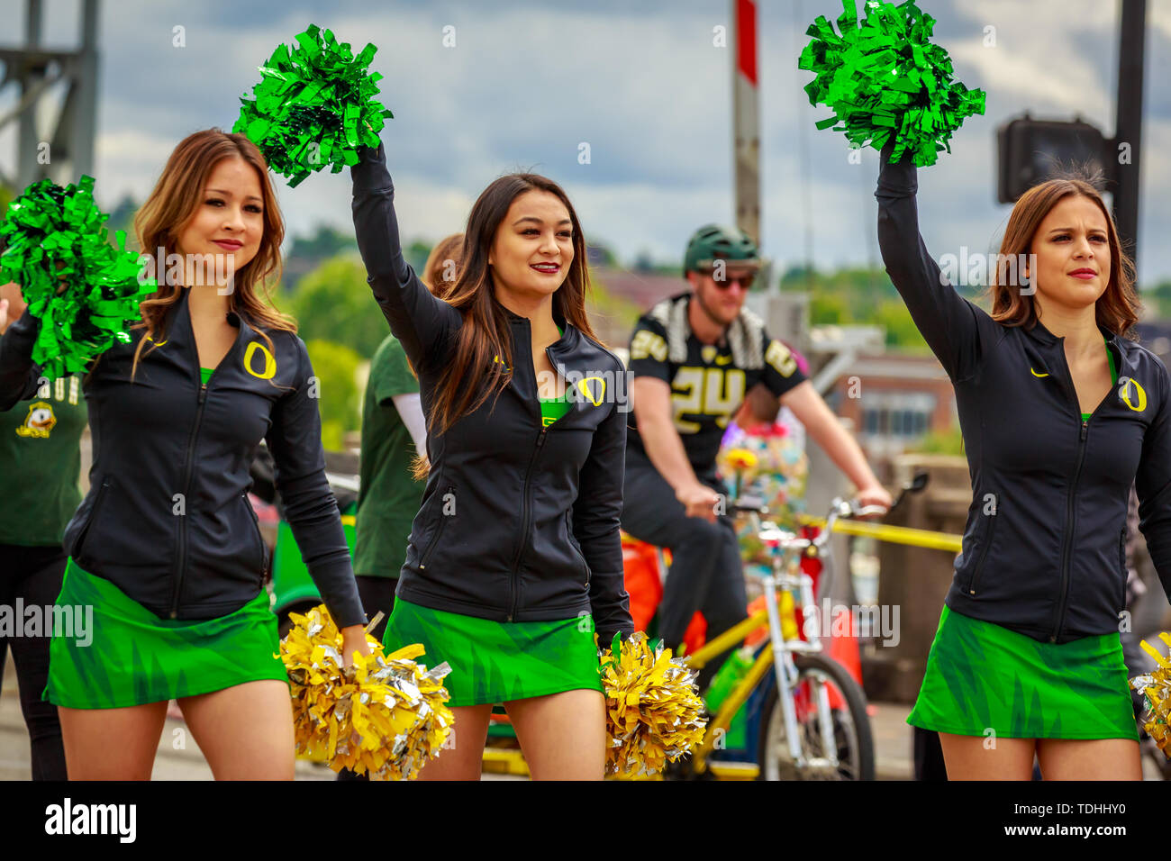 Portland, Oregon, USA - 8 juin 2019 : l'université ou de l'Oregon cheerleaders dans la Grande Parade Floral, au cours de Portland Rose Festival 2019. Banque D'Images
