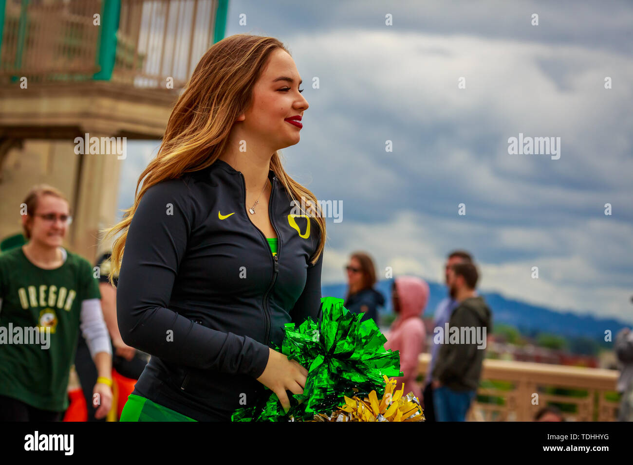 Portland, Oregon, USA - 8 juin 2019 : l'université ou de l'Oregon cheerleaders dans la Grande Parade Floral, au cours de Portland Rose Festival 2019. Banque D'Images