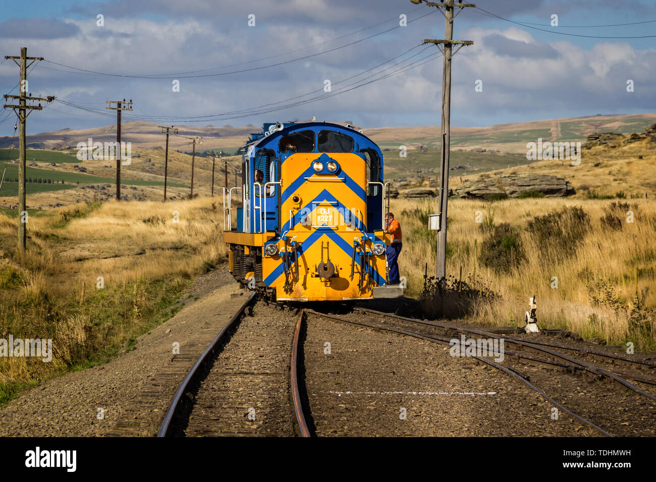 Le Taieri Gorge railway train soit manoeuvré en des points situés près de Dunedin, Nouvelle-Zélande le 15 mars 2012 Banque D'Images