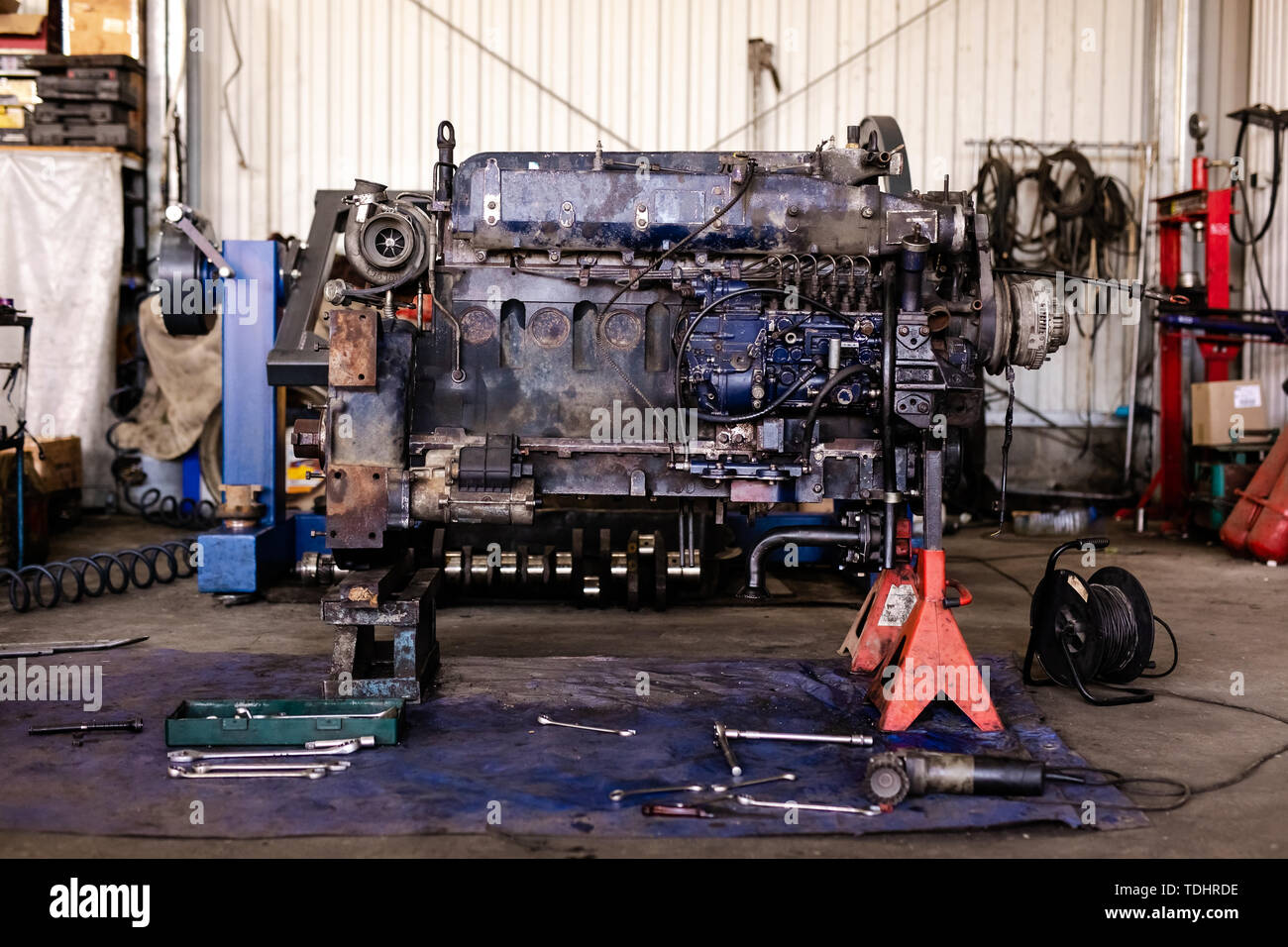 Mécanicien a ouvert la vanne de verrouillage de mécanisme. Démonter le bloc-moteur du véhicule. Ancienne capitale du moteur de réparation. Service de voiture concept. Banque D'Images