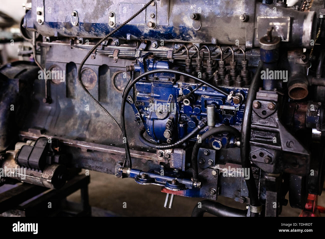 Mécanicien a ouvert la vanne de verrouillage de mécanisme. Démonter le bloc-moteur du véhicule. Ancienne capitale du moteur de réparation. Service de voiture concept. Banque D'Images