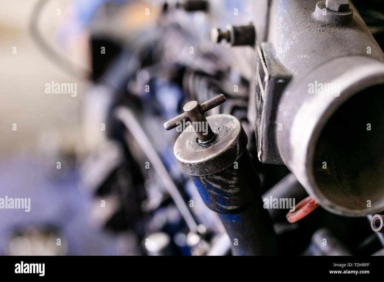 Mécanicien a ouvert la vanne de verrouillage de mécanisme. Démonter le bloc-moteur du véhicule. Ancienne capitale du moteur de réparation. Service de voiture concept. Banque D'Images