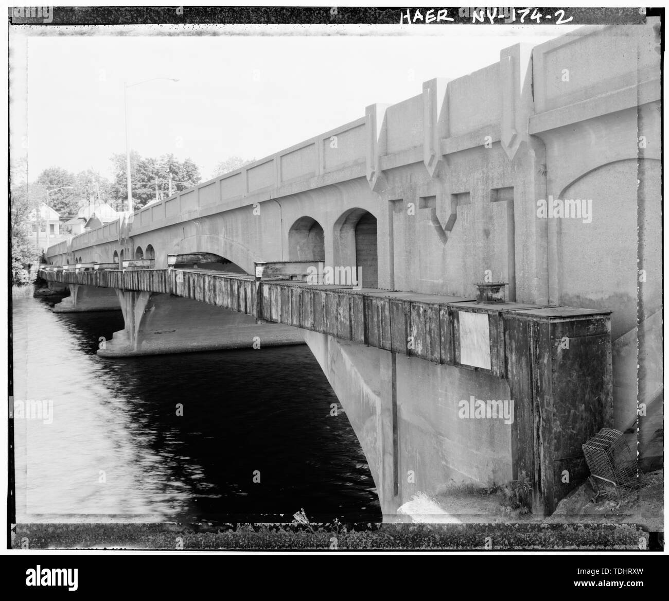 Vue oblique, CÔTÉ NORD, AVEC TUYAU ET LOGEMENT - Lafayette-Spring Street Bridge, Lafayette et Printemps Street, enjambant la rivière Oswegatchie, Ogdensburg, Saint Lawrence Comté, NY Banque D'Images