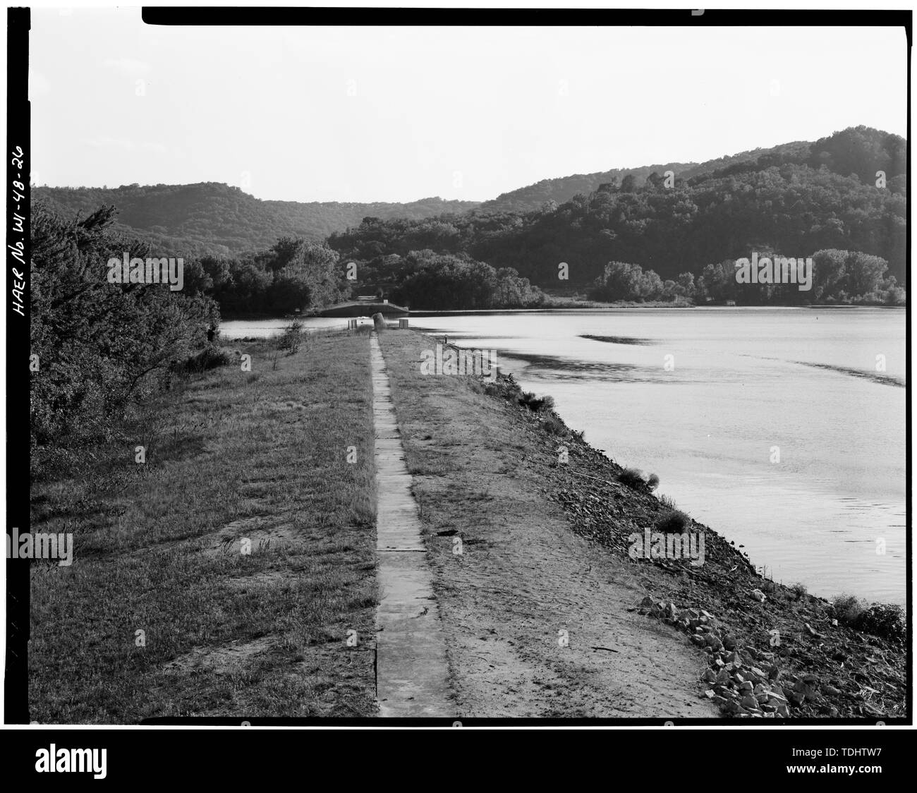 Vue GLOBALE DE LA DIGUE DE LA TERRE, À L'OUEST - Upper Mississippi River 9 pieds de canal, écluse et barrage n° 6, Trempealeau, comté de Trempealeau, WI ; U.S. Army Corps of Engineers ; Spencer White Prentis Incorporated ; Peppard et Fulton ; Robers, Fred J ; Société de dragage de la crosse ; American Bridge Company ; Sterling Electric Company ; Beckman Printing Company ; Drake en société ; Miller et Kleist, Toye, E ; W W S Knott Company ; Esser, T C ; George C Bolz Société de dragage ; Fugins, Miller, et une commode ; W W Magee Company ; Pittsburg Plate Glass Company ; H S Kaliher Company Banque D'Images