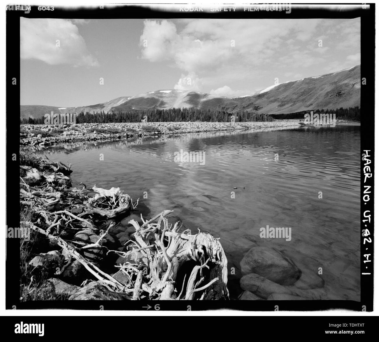 Vue générale du LAC ET LE BARRAGE DE CINQ POINTS, montrant face amont, À AU SUD-OUEST - haute montagne barrages dans l'unité de Upalco, Barrage du Lac de cinq points, Ashley National Forest, à 12 miles au nord-ouest de Swift Creek Campground, Mountain Home, Duchesne Comté, UT ; agriculteurs Irrigation Company ; Service national des forêts Banque D'Images