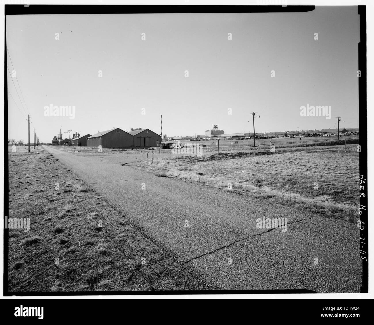 Vue d'ENSEMBLE DE L'usine, avec des entrepôts (bâtiments 1614 et 1615) À GAUCHE. Vue de sud. - Rocky Mountain Arsenal, délimité par quatre-vingt-sixième Avenue et cinquante-sixième Avenue, Buckley Road, Quebec Street et Colorado Highway 2, Commerce City, comté d'Adams, CO Banque D'Images