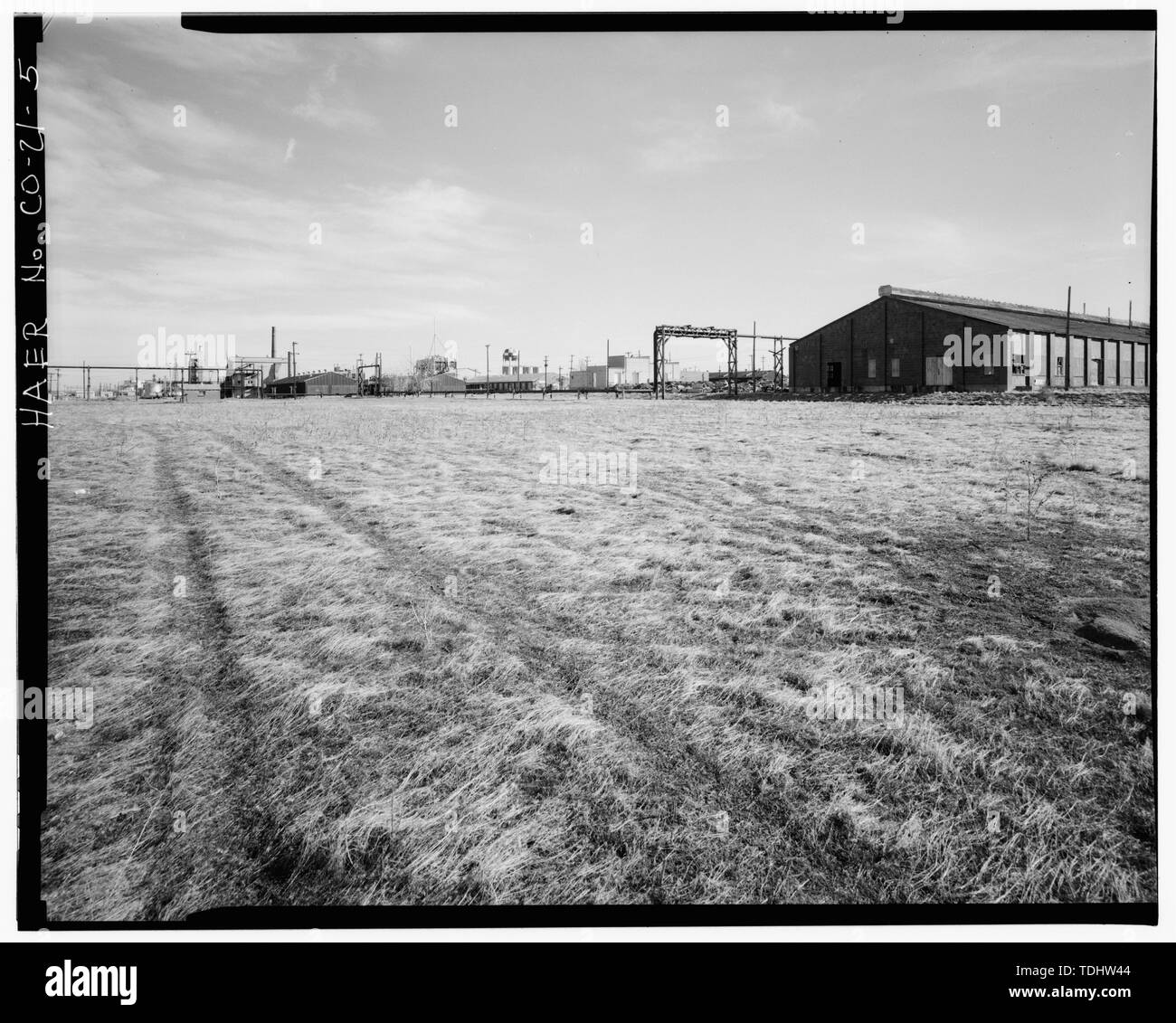 Vue d'ENSEMBLE DE L'USINE DU SUD D'UN CHAMP AU NORD-OUEST DE L'USINE. Vue de l'EST. - Rocky Mountain Arsenal, délimité par quatre-vingt-sixième Avenue et cinquante-sixième Avenue, Buckley Road, Quebec Street et Colorado Highway 2, Commerce City, comté d'Adams, CO Banque D'Images