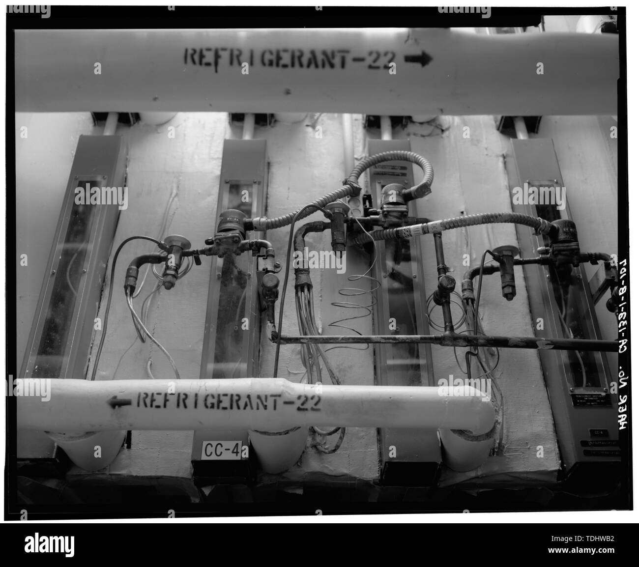 Les canalisations de fluide réfrigérant ET LES BORNES ÉLECTRIQUES POUR LES CONTRÔLES DU SYSTÈME 2 DANS LA SALLE D'ÉQUIPEMENT MÉCANIQUE (201), LSB (Bldg. 751) - Vandenberg Air Force Base, de lancement de l'Espace 3, base de lancement 3 East, Napa et Alden Routes, Lompoc, comté de Santa Barbara, CA Banque D'Images