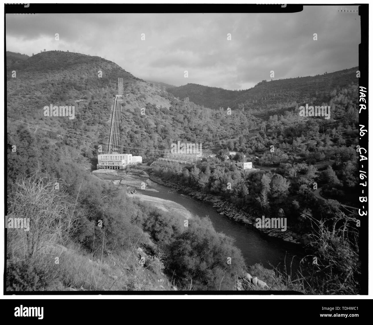 Aperçu DE LA VUE CONTEXTUELLE BIG CREEK NO 3 SWITCHRACKS COMPLEXE MONTRANT LES BÂTIMENTS DE SOUTIEN ET DE PHOTO À DROITE DE LA CENTRALE, SAN JOAQUIN RIVER COULE DANS LE CENTRE DE LA PHOTO vers le coin inférieur droit, et bornes-fontaines et des conduites forcées EN ARRIÈRE-PLAN AU-DESSUS DE LA CENTRALE. Vue de l'EST. - Système Hydroélectrique de Big Creek, 3 bornes-fontaines, conduite forcée de la centrale le ruisseau Big, Big Creek, comté de Fresno, CA Banque D'Images
