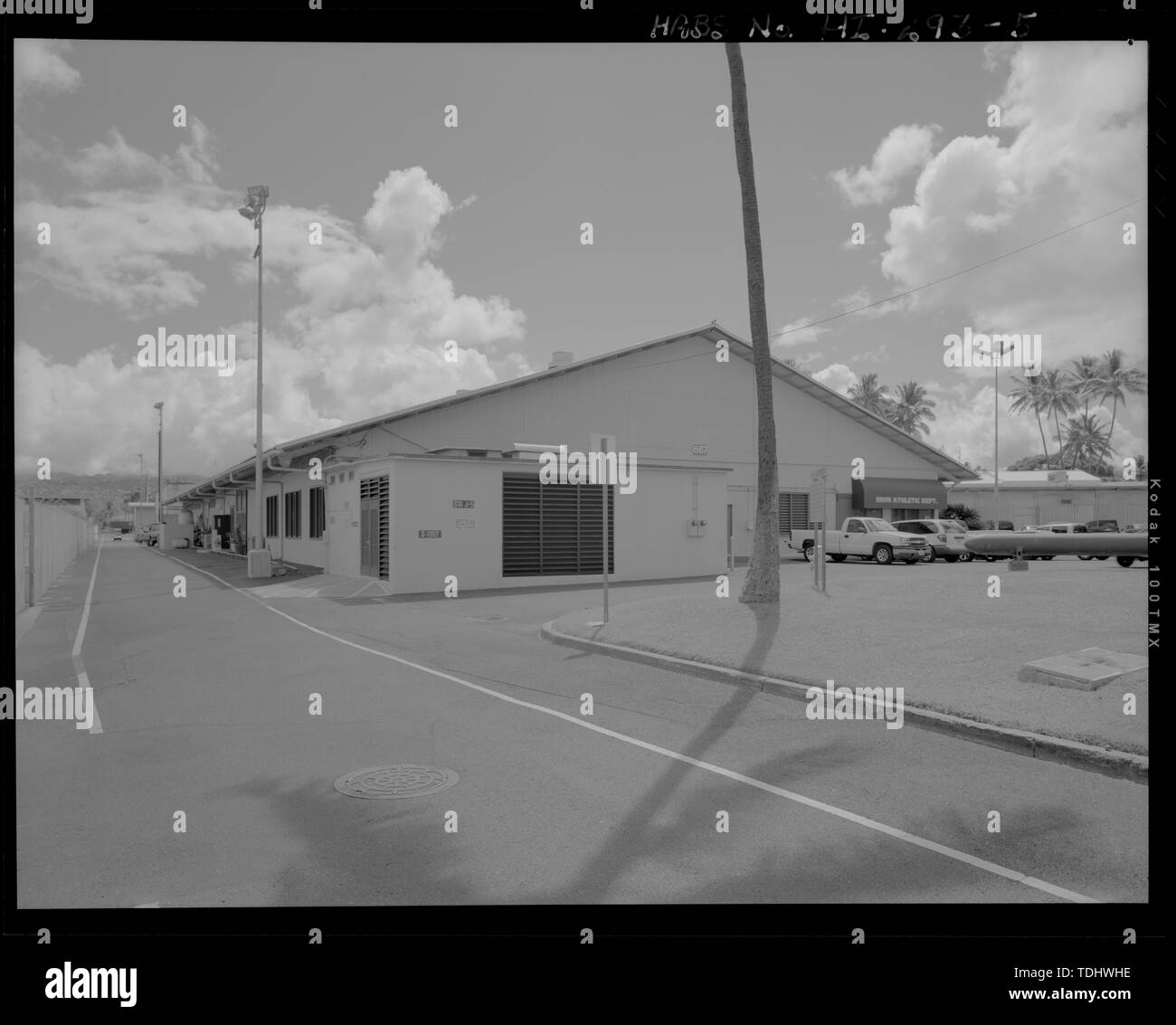 Sommaire des 667 installations. Remarque LE BÂTIMENT BAS À L'avant-plan, S1157, L'ÉQUIPEMENT ÉLECTRIQUE. Face à l'Est - vue sur la base navale américaine de Pearl Harbor, Gymnase, Bâtiment, front de mer nord et Pierce Street près de Berth S-13, Pearl City, comté de Honolulu, HI Banque D'Images