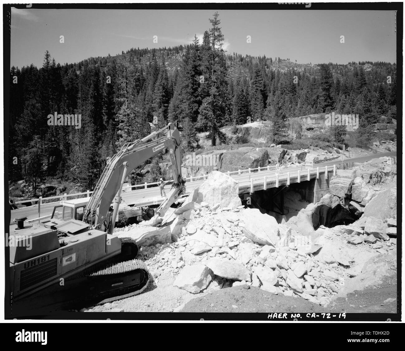 Sommaire montrant le retrait des affleurements de granit, À LA SUITE DE DOMMAGES AU PONT, À AU NORD-EST - tablier du pont de la rivière Stanislaus, enjambe la rivière Stanislaus médian à la State Highway 108, Dardanelle Tuolumne County, CA, Banque D'Images