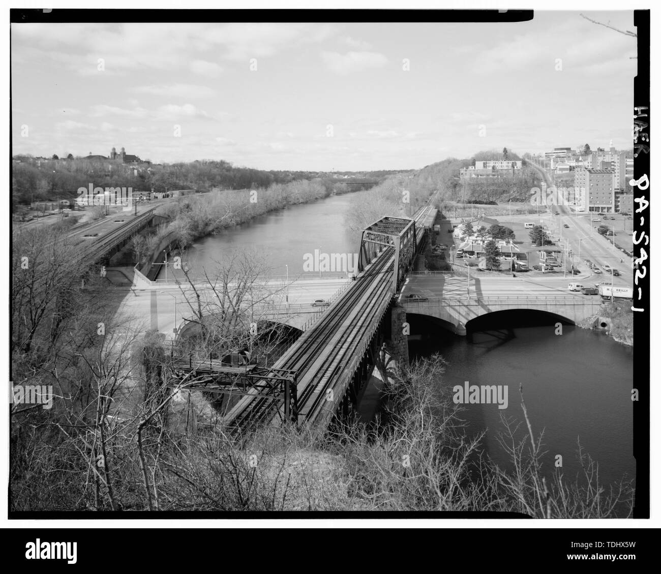 Vue d'ensemble, à l'ouest de Bluff. - Central Railroad of New Jersey, Lehigh River Bridge à Easton, enjambant la rivière Lehigh Third Street, Easton, Northampton Comté, PA ; Scheidl, Charles ; Phoenix Bridge Company ; Lehigh and Susquehanna Railroad ; Central Railroad of New Jersey ; Lehigh Valley Railroad ; Norfolk Southern Railroad ; Black River and Western Railroad ; DeLony, Eric N, gérant de projet, Pennsylvania Historical and Museum Commission, répondant ; Consolidated Rail Corporation (Conrail), répondant ; Spivey, Justin M, historien ; Elliott, Joseph E, B, photographe Banque D'Images