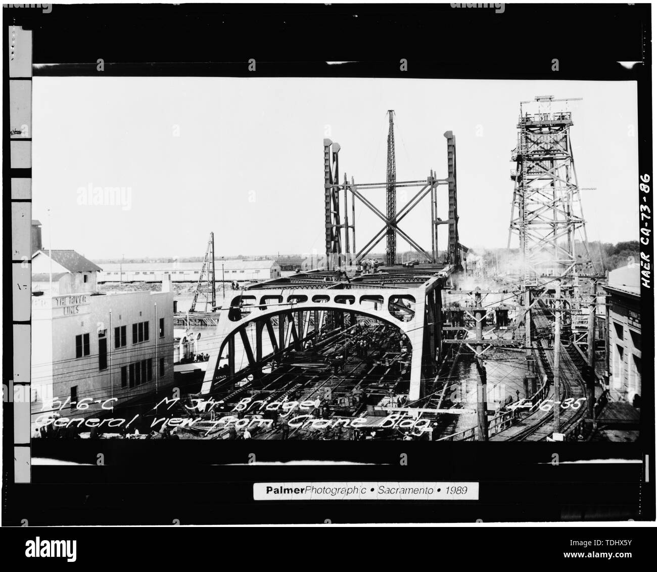 Vue d'ensemble, à l'ouest de la construction de grues, le 16 avril 1935 - Sacramento River Bridge, enjambant la rivière Sacramento à la California State Highway 275, Sacramento, comté de Sacramento, CA Banque D'Images
