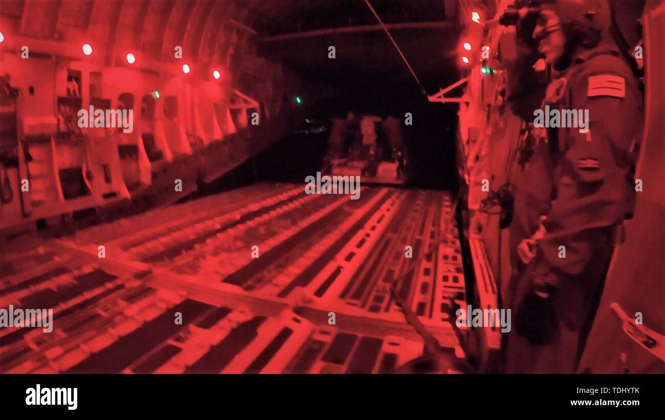 Un obusier M-777 est largués le 14 juin 2019, sur la zone de largage, Roumanie Boboc. Environ 40 000 livres de matériel ont été livrés par un Texas Air National Guard C-17 Globemaster III, suivi d'un saut de soldats affecté au 1er Bataillon, 143e Régiment d'infanterie, 173e Brigade aéroportée. La livraison de l'équipement et le personnel s'est produit au cours de l'effort de réponse rapide, 19 pour valider la capacité de commandement européen des États-Unis d'envoyer des forces à haut niveau de préparation dans une zone désignée tout en faisant la promotion de l'interopérabilité entre les alliés de l'OTAN. L'exercice annuel est l'un des meilleurs hôtels de mi Banque D'Images Un obusier M-777 est largués le 14 juin 2019, sur la zone de largage, Roumanie Boboc. Environ 40 000 livres de matériel ont été livrés par un Texas Air National Guard C-17 Globemaster III, suivi d'un saut de soldats affecté au 1er Bataillon, 143e Régiment d'infanterie, 173e Brigade aéroportée. La livraison de l'équipement et le personnel s'est produit au cours de l'effort de réponse rapide, 19 pour valider la capacité de commandement européen des États-Unis d'envoyer des forces à haut niveau de préparation dans une zone désignée tout en faisant la promotion de l'interopérabilité entre les alliés de l'OTAN. L'exercice annuel est l'un des meilleurs hôtels de mi Banque D'Images