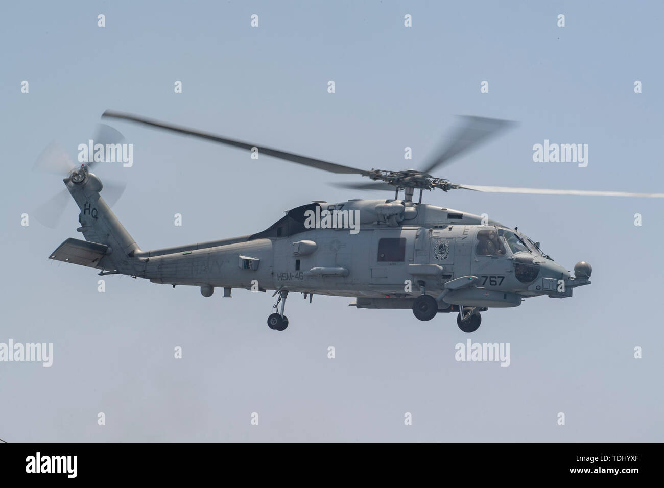 190615-N-XN1691-1073 GOLFE D'OMAN (15 juin 2019) Un Sea Hawk MH-60R affecté à l'hélicoptère "Grandmasters" de l'Escadron d'hélicoptères grève maritime (HSM) 46 vole au-dessus de la classe Arleigh Burke destroyer lance-missiles USS Mason (DDG 87). Mason est déployé sur le 5e flotte américaine domaines des opérations à l'appui des opérations navales pour assurer la stabilité et la sécurité maritime dans la région Centrale, reliant la Méditerranée et du Pacifique à travers l'ouest de l'Océan indien et trois points d'étranglement stratégiques. (U.S. Photo par marine Spécialiste de la communication de masse 3 Classe Lasheba James/libérés) Banque D'Images