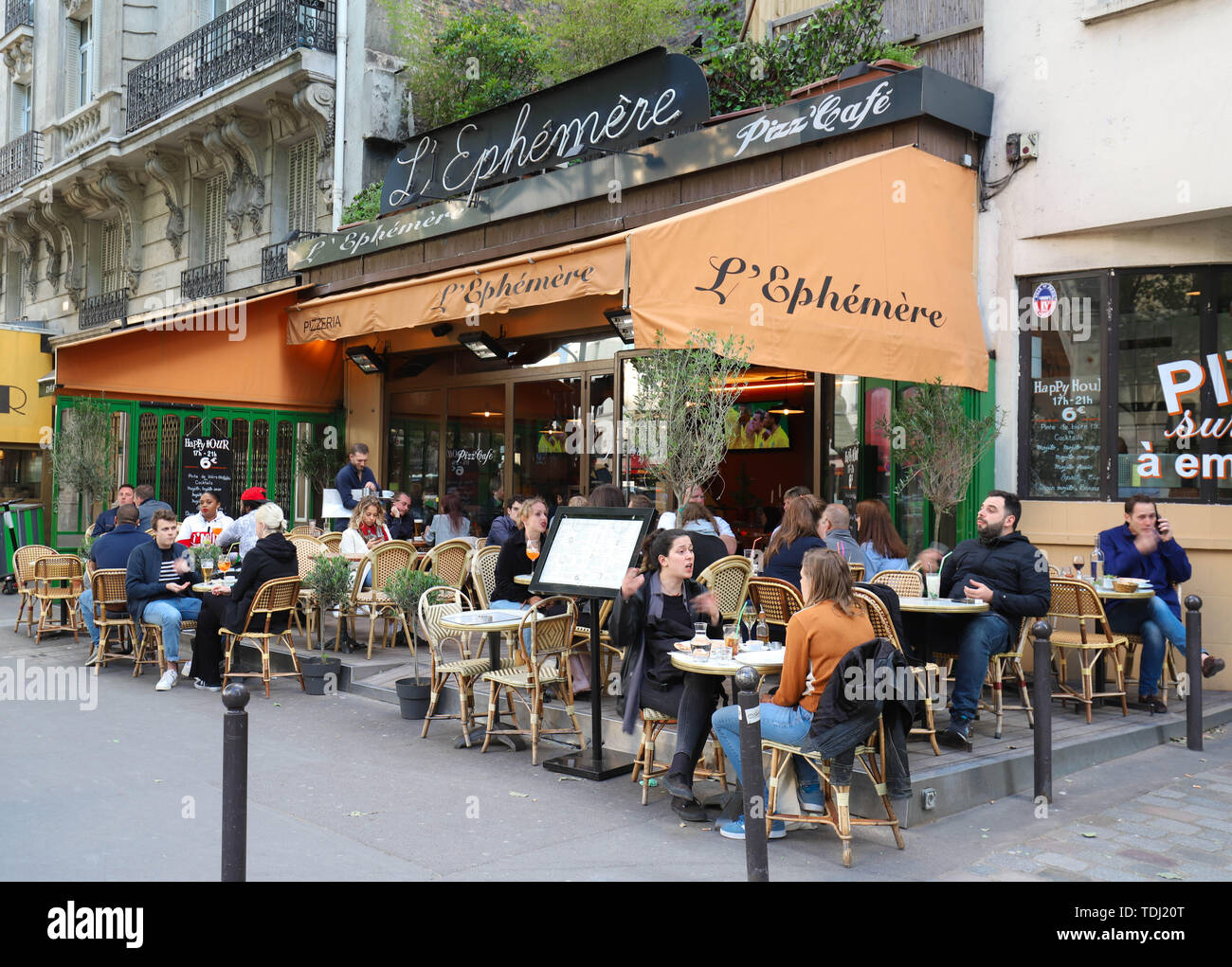 Ephemere est un café traditionnel français situé au coeur du 14e arrondissement à Alésia. Banque D'Images