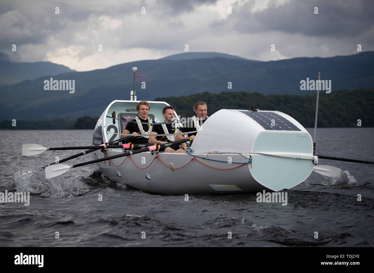 Frères (de gauche), Lachlan, 21, Ewan, 27 ans, et Jamie MacLean, 25 ans, de Paris, d'essayer leur bateau sur le Loch Lomond pour la première fois avant d'affilée de 3000 milles à travers l'océan Atlantique à la fin de l'année à l'Atlantic Challenge Whisky Talisker pour recueillir des fonds pour les organismes de bienfaisance Les enfants 1er et Feedback Madagascar. Banque D'Images