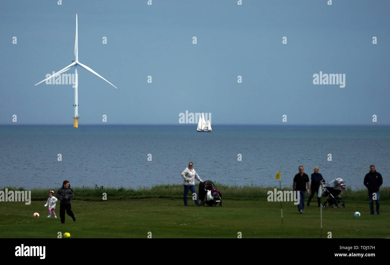 Naviguer le long des grands voiliers les éoliennes dans la côte nord-est près de Whitley Bay dans la région de Tyne et Wear. Banque D'Images