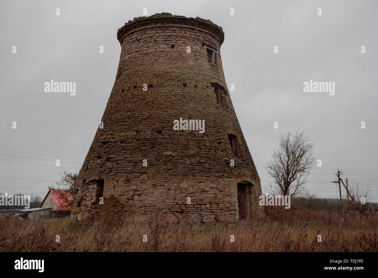 Ancien château d'eau fait de briques dans la soirée Banque D'Images