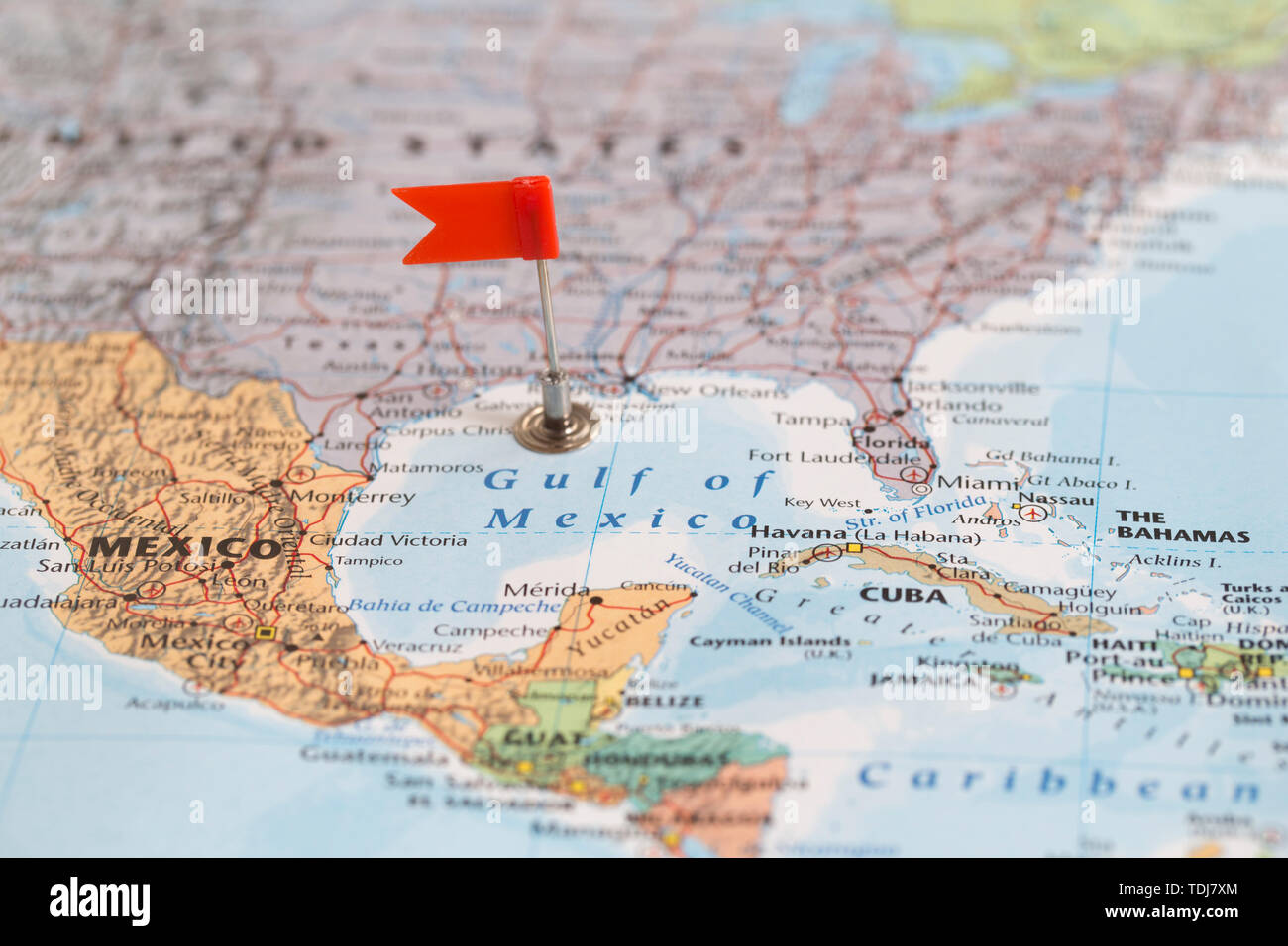 Petit drapeau rouge marquant l'Gulk du Mexique sur une carte du monde. Banque D'Images