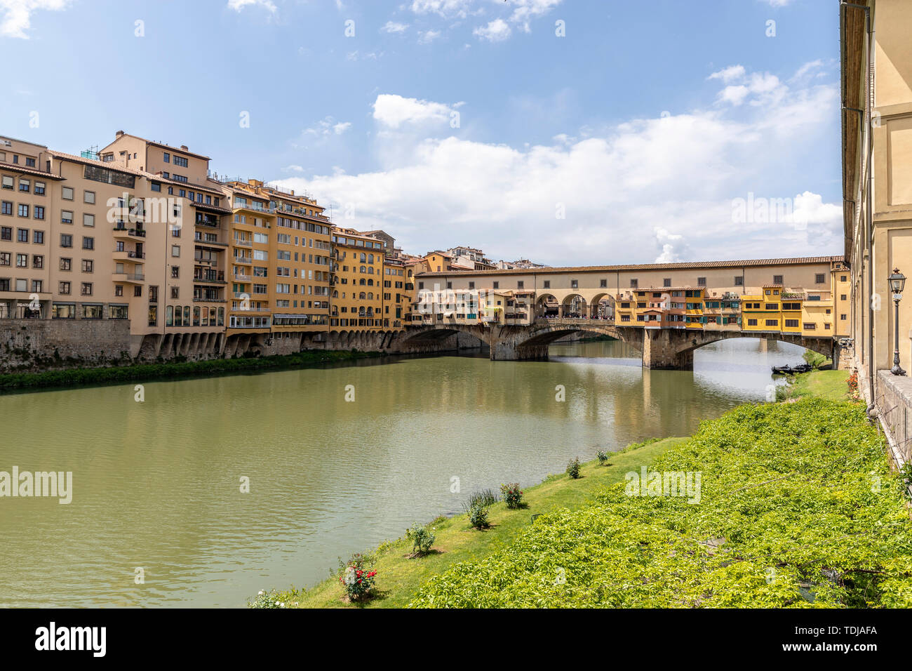 Le Ponte Vecchio est un des symboles de la ville de Florence et l'un des ponts les plus célèbres du monde. Banque D'Images