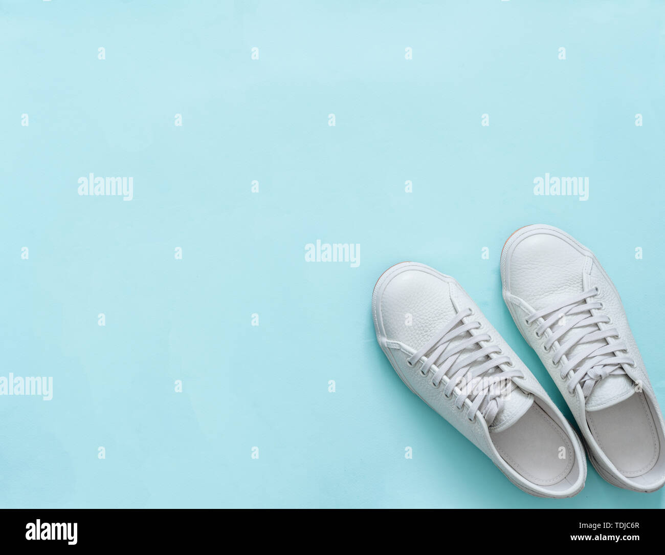 Chaussures en cuir blanc sur fond bleu. Paire de chaussures de sport blanc la mode à la mode ou des chaussures avec copie espace pour texte ou dessin. Frais généraux d'un nouveau livre blanc shot sneakers. Vue de dessus ou de télévision. Banque D'Images Chaussures en cuir blanc sur fond bleu. Paire de chaussures de sport blanc la mode à la mode ou des chaussures avec copie espace pour texte ou dessin. Frais généraux d'un nouveau livre blanc shot sneakers. Vue de dessus ou de télévision. Banque D'Images