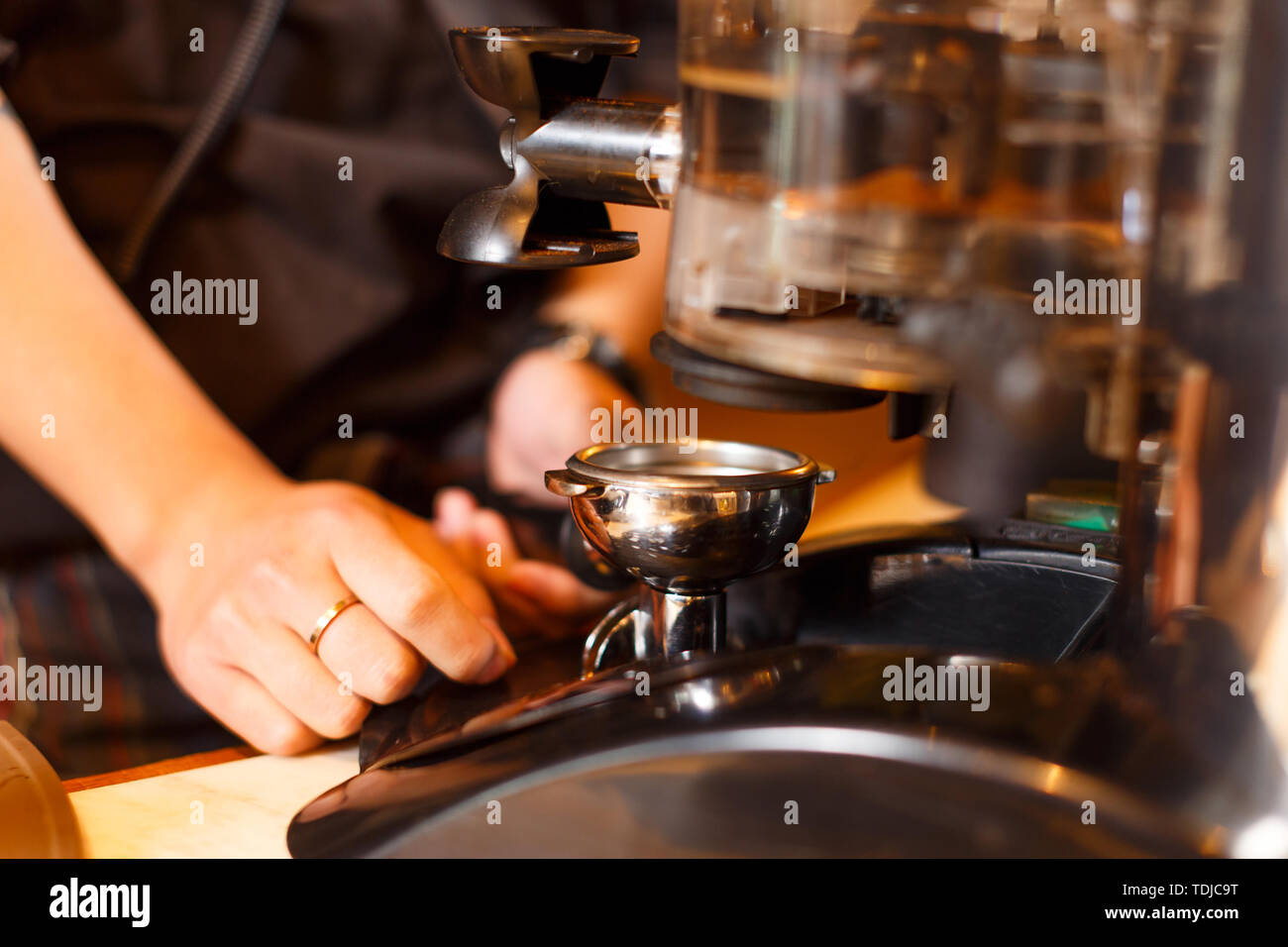 Serveuse et serveur sont en service Banque D'Images