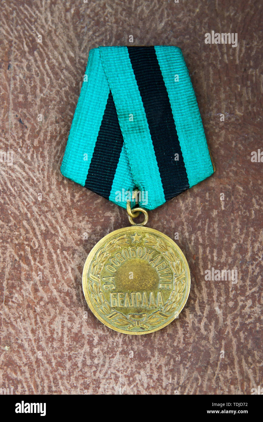 La guerre de l'ancien monde médaille deux vendus sur le marché pont à sec à Tbilissi, Géorgie. C'est une préoccupation quotidienne du marché aux puces en plein air. Banque D'Images