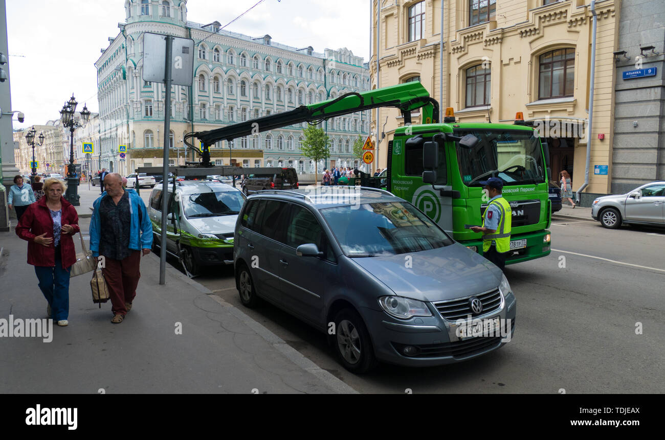 Les charges de camion de remorquage de voitures dans la ville Banque D'Images