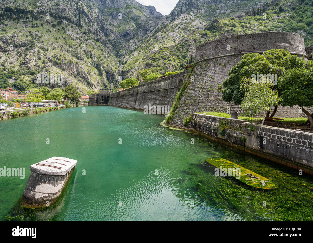 Les remparts entourent la vieille ville de Kotor au Monténégro Banque D'Images