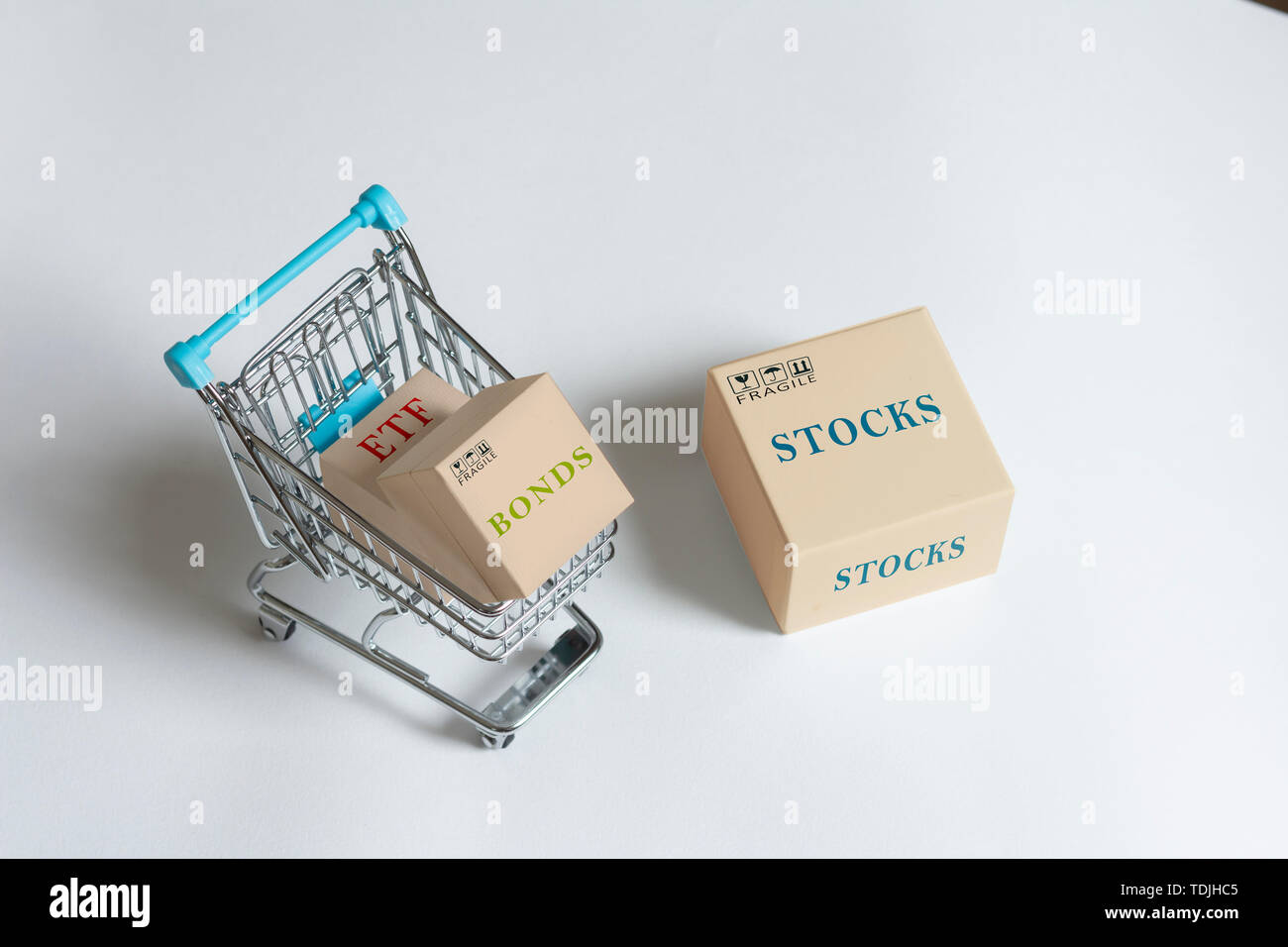 Les boîtes de papier d'instruments financiers. actions, obligations, ETF, dans votre panier Banque D'Images