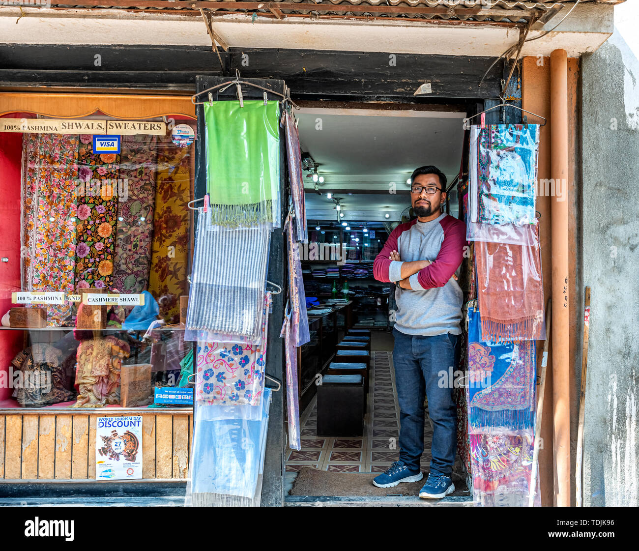 Katmandou, Népal - Oct 12, 2018 : vue sur le magasin vendant des produits de la laine cachemire et le propriétaire d'un séjour à la porte d'entrée à Patan Durbar squar près de Banque D'Images