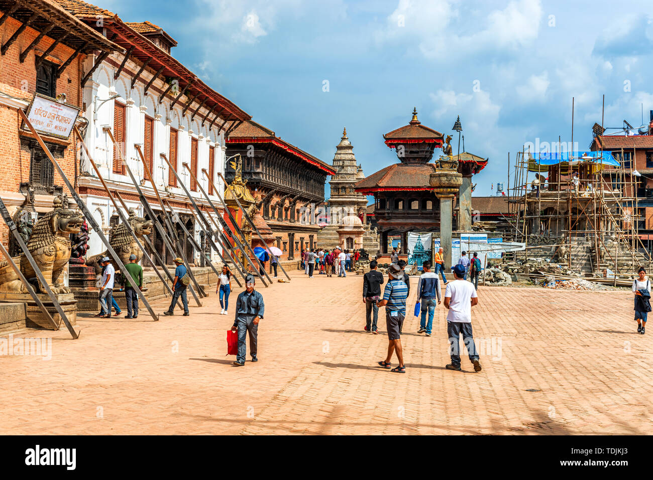Katmandou, Népal - Oct 12, 2018 : Les personnes qui désirent visiter Durbar Square l'UNESCO World Heritage site, ville de Bhaktapur, Vallée de Kathmandou, Népal, Asie Banque D'Images