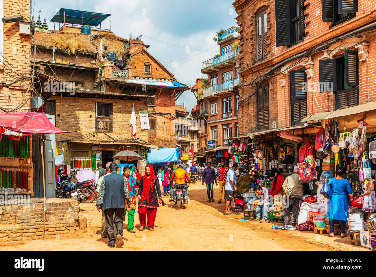 Katmandou, Népal - Oct 12, 2018 : vue sur la rue avec des magasins vendant des produits locaux aux touristes dans la vieille ville historique de Bhaktapur, Népal Banque D'Images