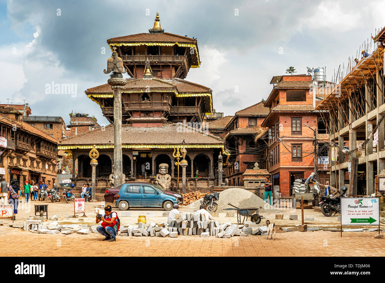 Katmandou, Népal - Oct 12, 2018 : les touristes visitant le Temple de Dattatreya (1486 A.D) dans Tachupal Tole square dans le patrimoine mondial de l'ancienne ville de Bhakt Banque D'Images