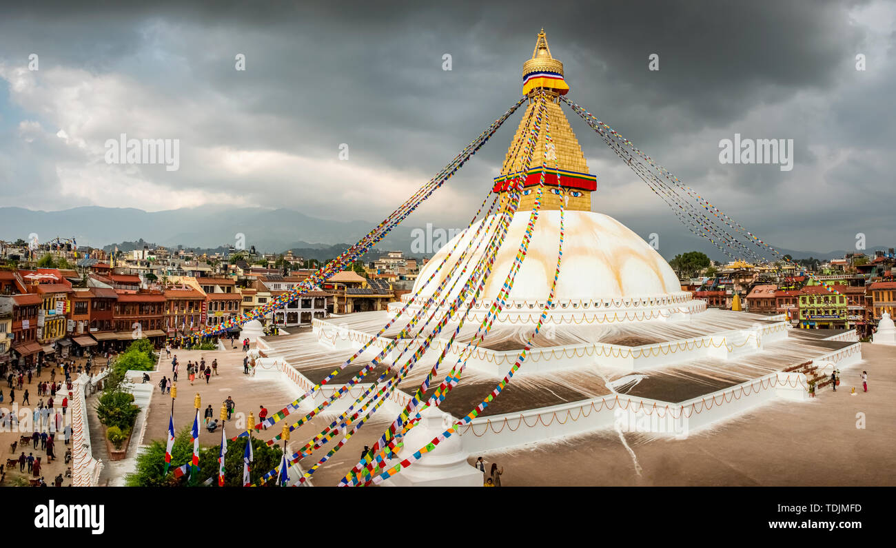 Katmandou, Népal - Oct 12, 2018 : Boudha, Bodhnath stupa Boudhanath ou avec des drapeaux de prière, le plus grand stupa bouddhiste et attrait touristique majeur dans la région de th Banque D'Images