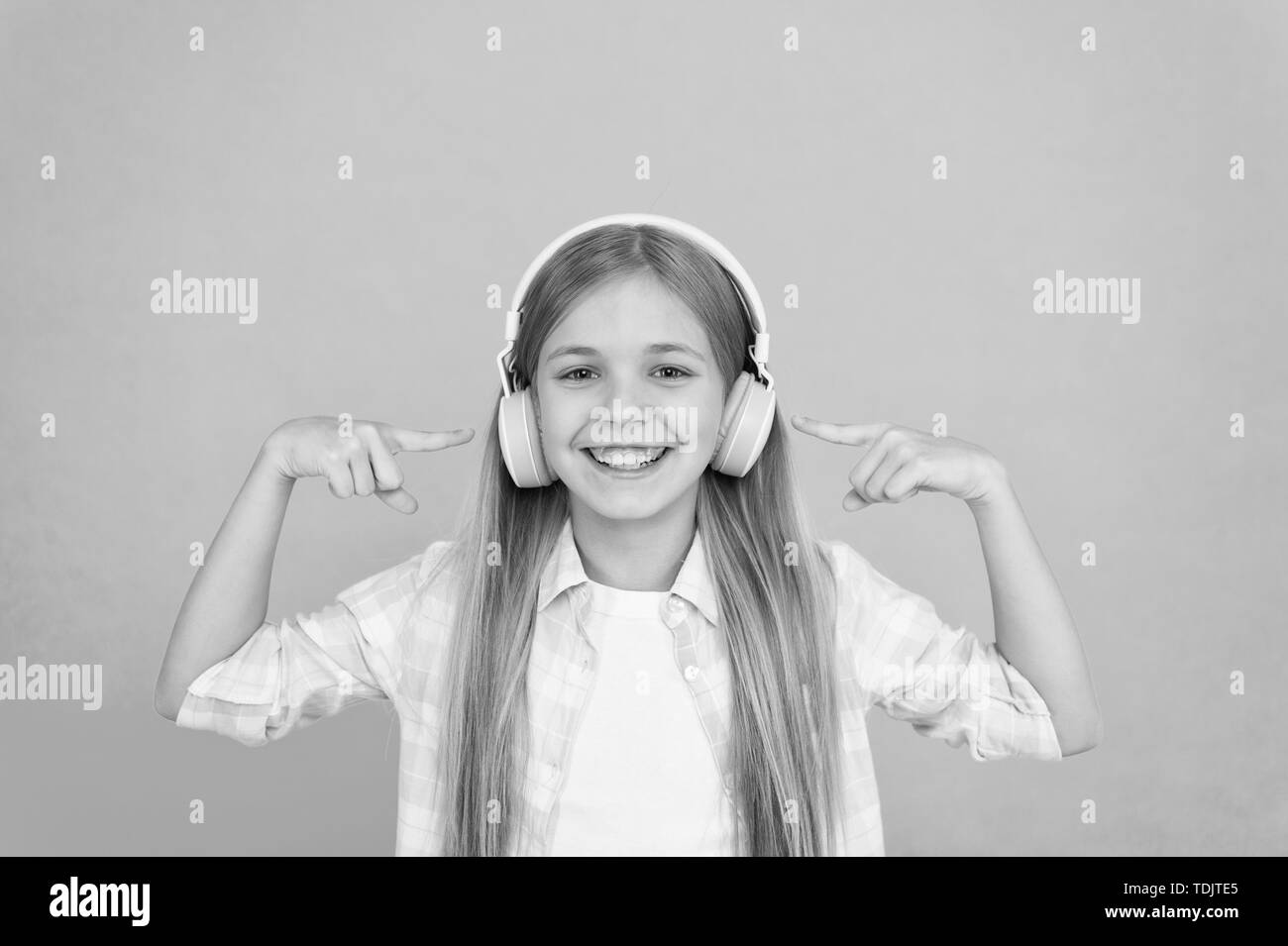 Apprendre les paroles des chansons. Son clair. Petite fille à l'écoute