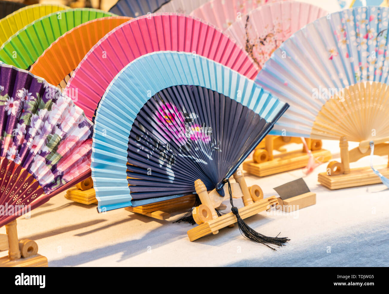 Une variété de soie chinoise traditionnelle affiche des fans de pliage sur la table Banque D'Images