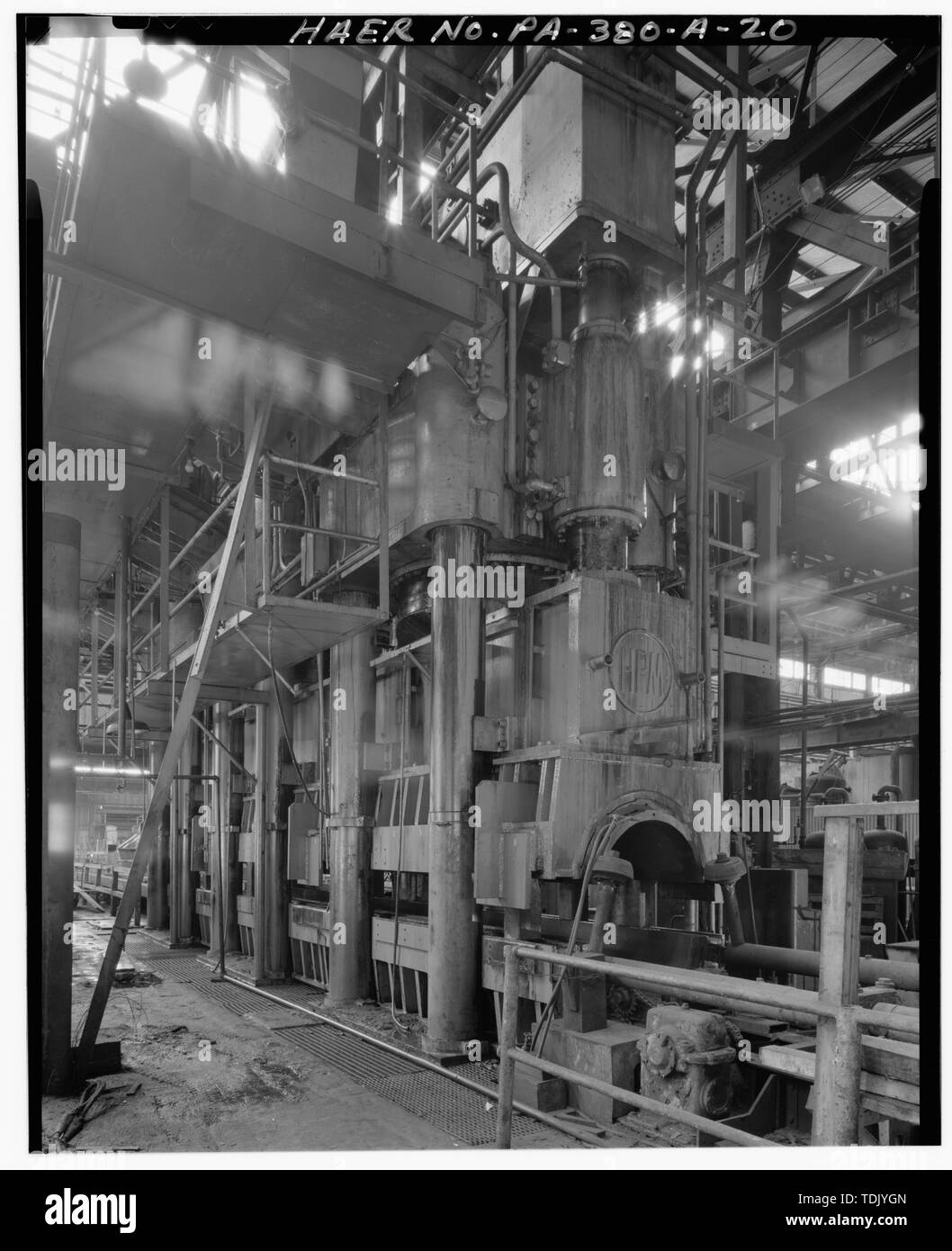 O-ing presse de la ligne a vu dans la baie 7 du tuyau principal de l''hôtel à la nord-est. - National U.S. Steel Tube Works, tuyau principal de l''hôtel, le long de la rivière Monongahela, McKeesport, comté d'Allegheny, PA, Andrew Carnegie. Banque D'Images