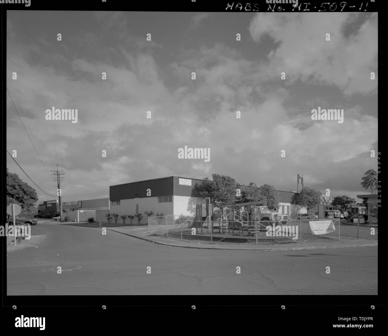 De l'ORIENT ET DE L'OBLIQUE AVEC FAÇADES SUD AIRE DE JEU EN PREMIER PLAN. Voir FACE À NORD-OUEST. Moanalua - Centre Commercial, avenue Stewart et Spence Street, Honolulu, HI, comté de Honolulu Banque D'Images
