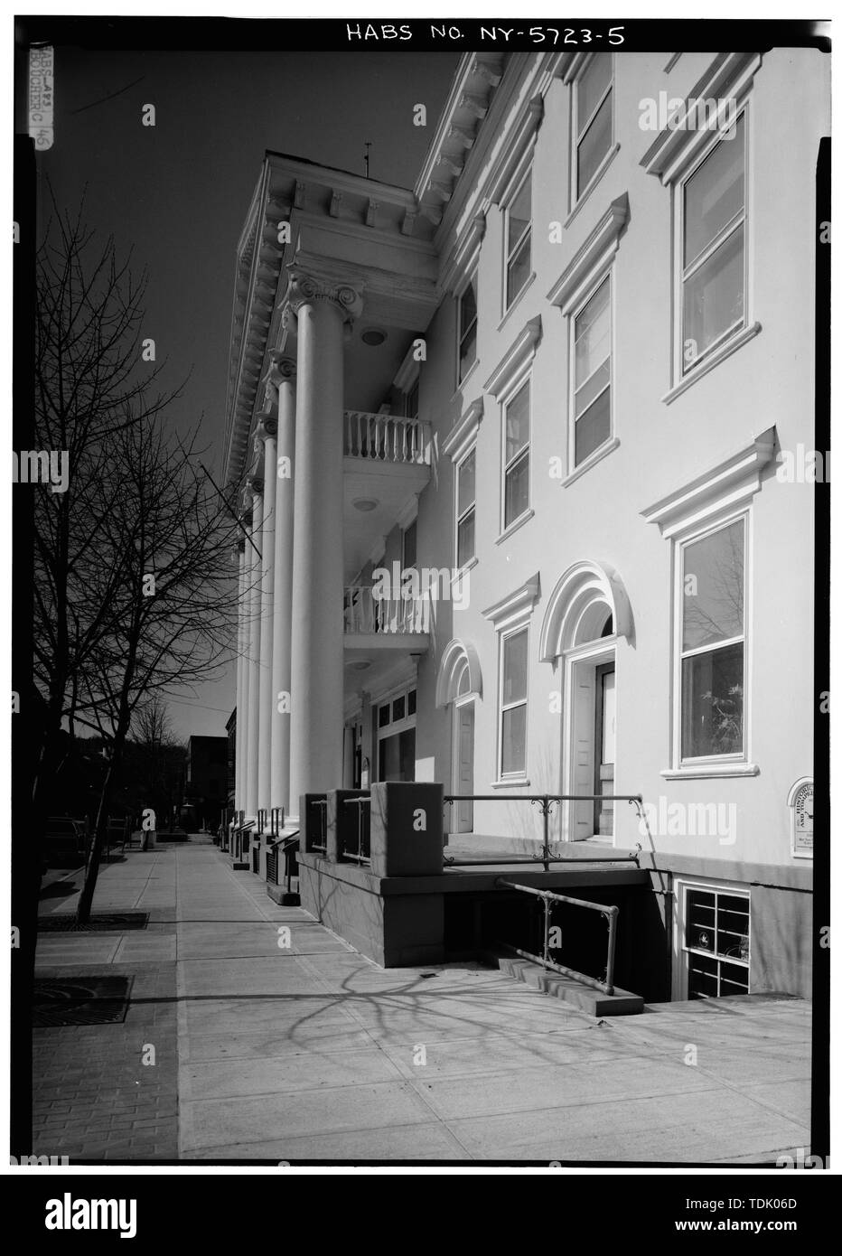 Vue oblique à l'EST LE LONG DU SUD (AVANT) d'altitude. - Clinton House, 120 North Street, Cayuga, Ithaca Tompkins County, NY Banque D'Images