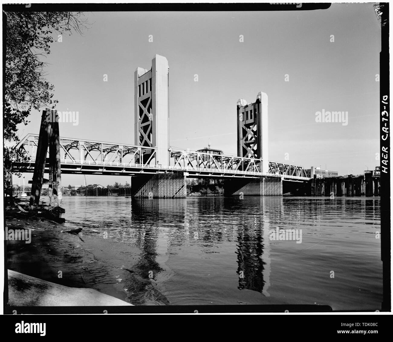 Vue OBLIQUE DU PONT, À L'EST DU CÔTÉ AVAL DU PONT DE YOLO COMTÉ CÔTÉ DE LA RIVIÈRE SACRAMENTO - Sacramento River Bridge, enjambant la rivière Sacramento à la California State Highway 275, Sacramento, comté de Sacramento, CA Banque D'Images