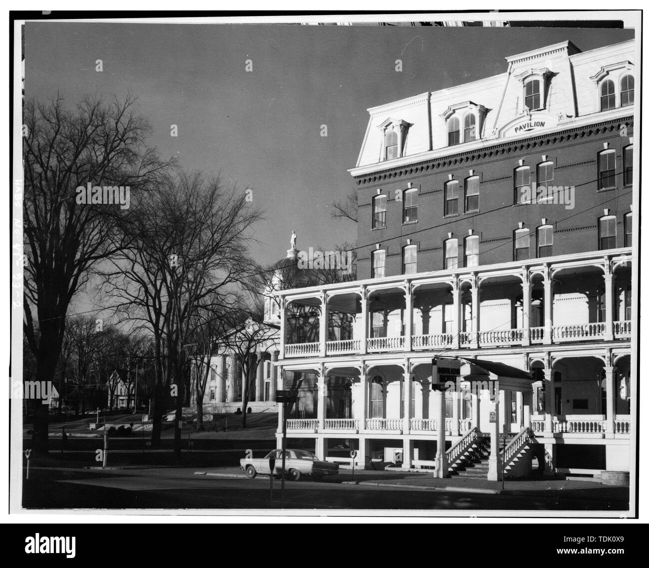 Vue OBLIQUE DU SUD (AVANT) ALTITUDE DU SUD-EST AVEC VUE SUR LA CAPITALE DE L'ÉTAT DU VERMONT BÂTIMENT EN ARRIÈRE-PLAN - Pavilion Hotel, State Street, Montpelier, comté de Washington, VT, cordes, George, de Lafayette, le Marquis ; Burns, John A, gérant de projet, Robert Burley Associates, photographe ; Burley, Robert, délinéateur ; Myers, Denys Peter, historien ; Borchers, Perry E, photographe ; Lawrence, Jeanne C, historien ; Alderson, Caroline R, historien Banque D'Images