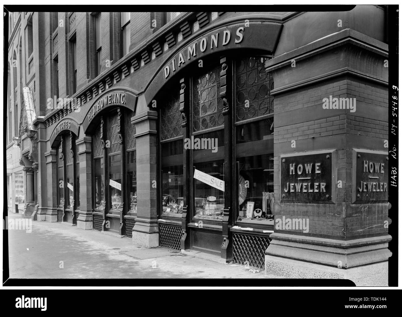 Vue oblique de vitrines en façade nord - White Memorial Building, à l'Est et au sud de Washington, Syracuse, rues Salina Onondaga Comté, NY Banque D'Images