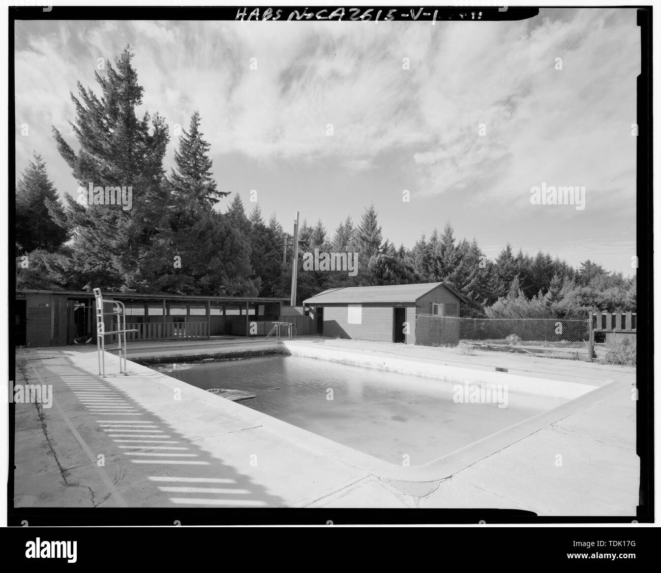 Vue oblique DE LA PISCINE LA PISCINE DE CONSTRUCTION 307 ET 308, à l'Ouest. - Mill Valley Air Force Station, la construction de la piscine et de la piscine, de l'Est, le Mont Tamalpais Boulevard Jau, Mill Valley, comté de Marin, CA Banque D'Images